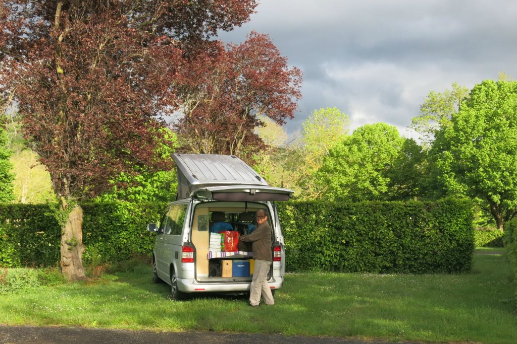 Etape dans le vaste camping d'Issoire. Bel éclairage avant la pluie